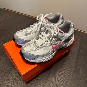 WOMENS NIKE INITIATOR - WHITE/METALLIC SILVER/CHERRY SIZE 7